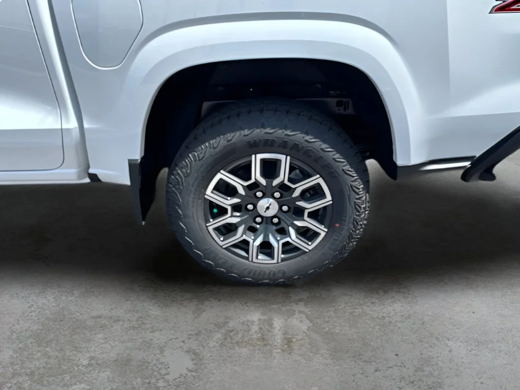 New 2026 Summit White Chevrolet Z71 image 32