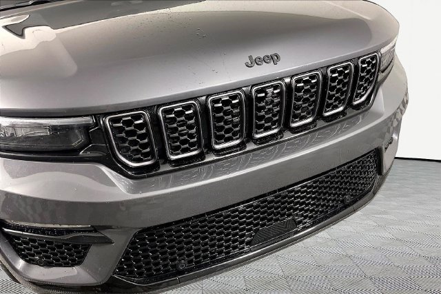 Used 2025 Gray Jeep Summit image 30
