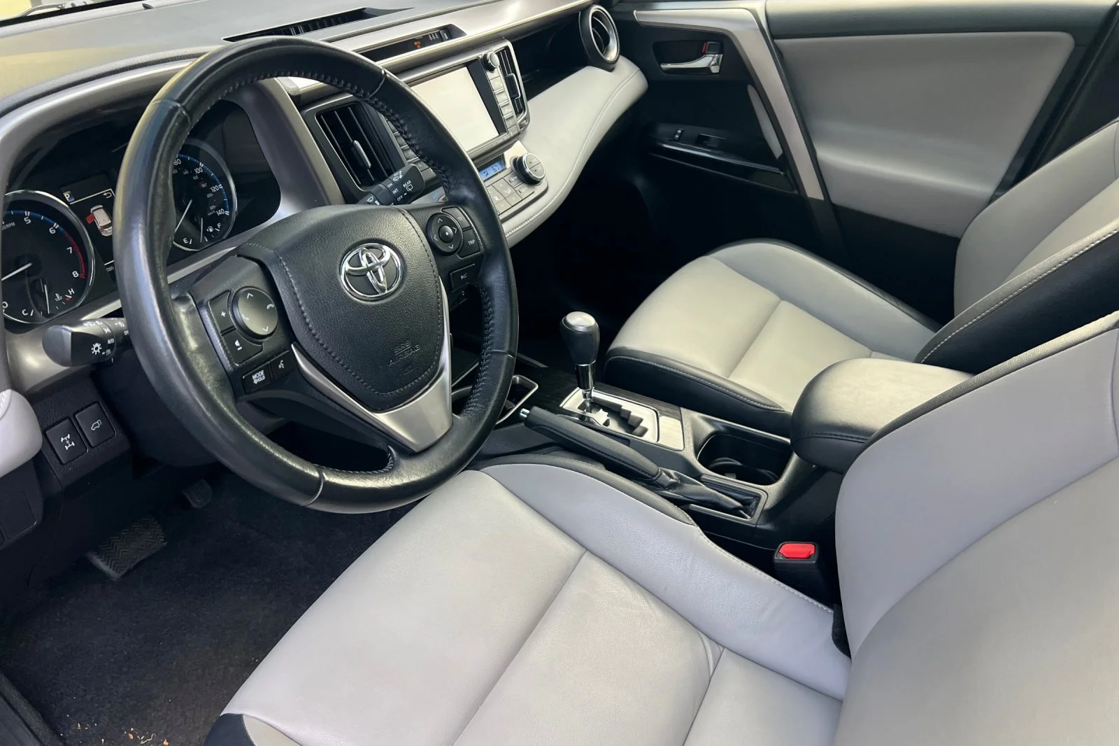 Used 2018 Silver Sky Metallic Toyota Limited image 9