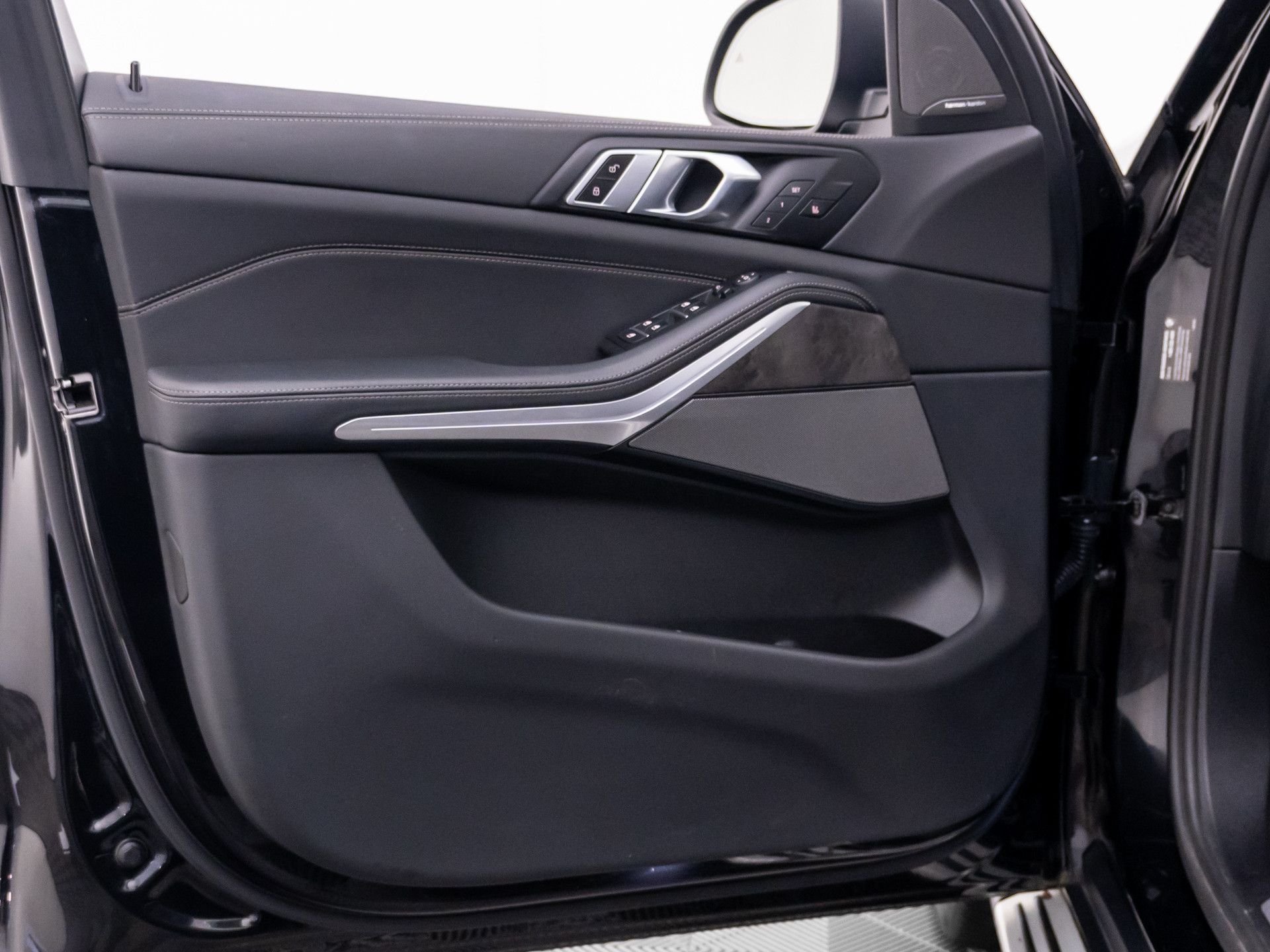Used 2024 Black BMW xDrive40i image 14