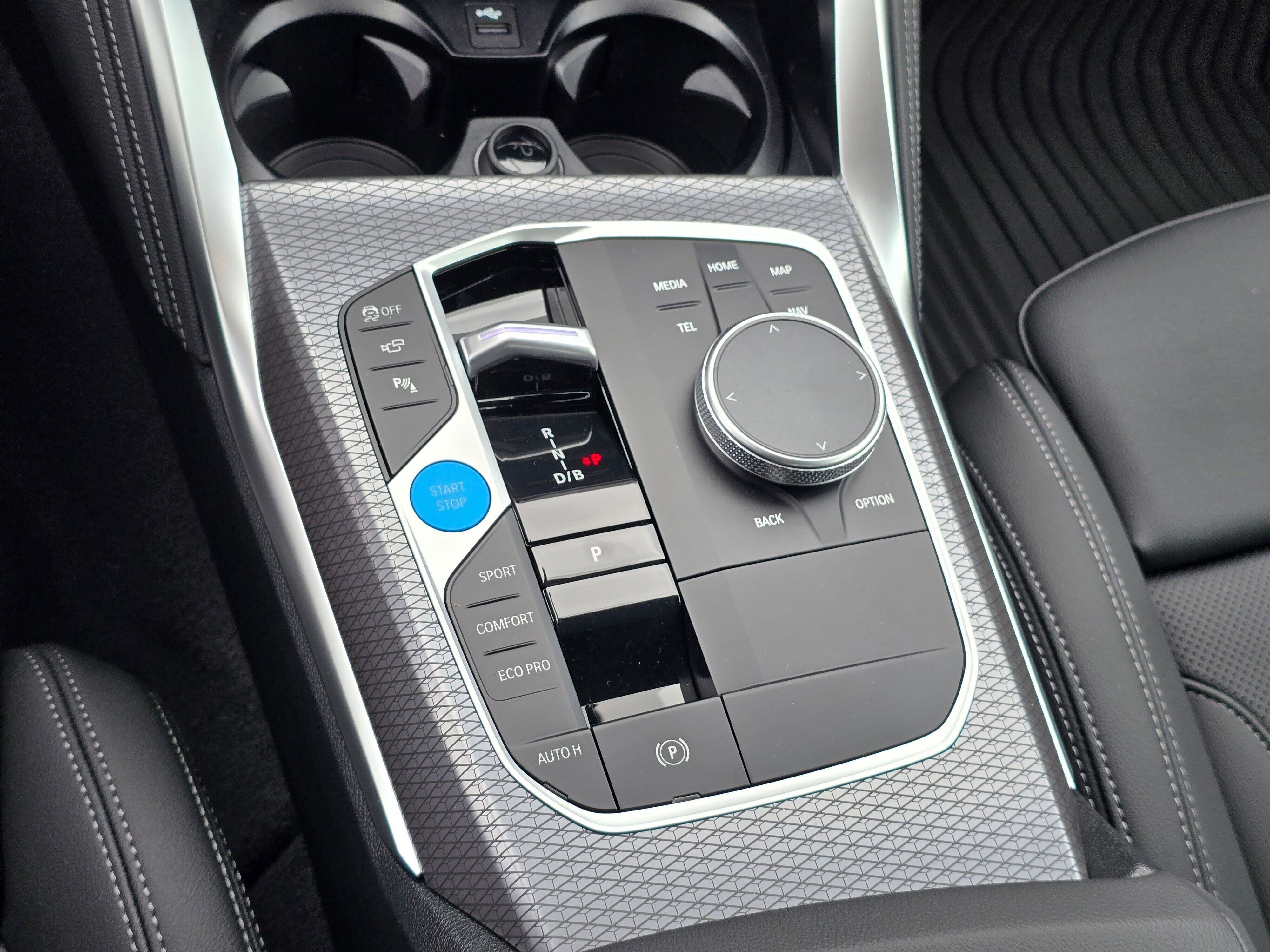 New 2026 Mineral White Metallic BMW xDrive40 image 23