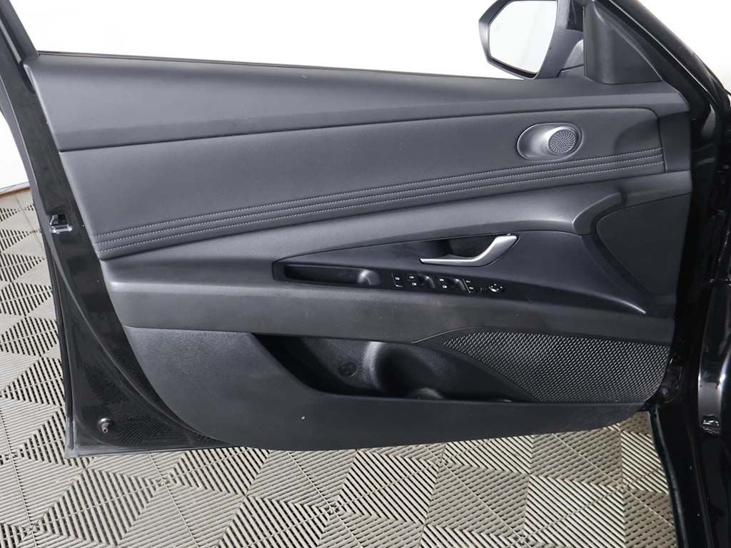 Used 2025 Black Hyundai SEL Convenience image 22