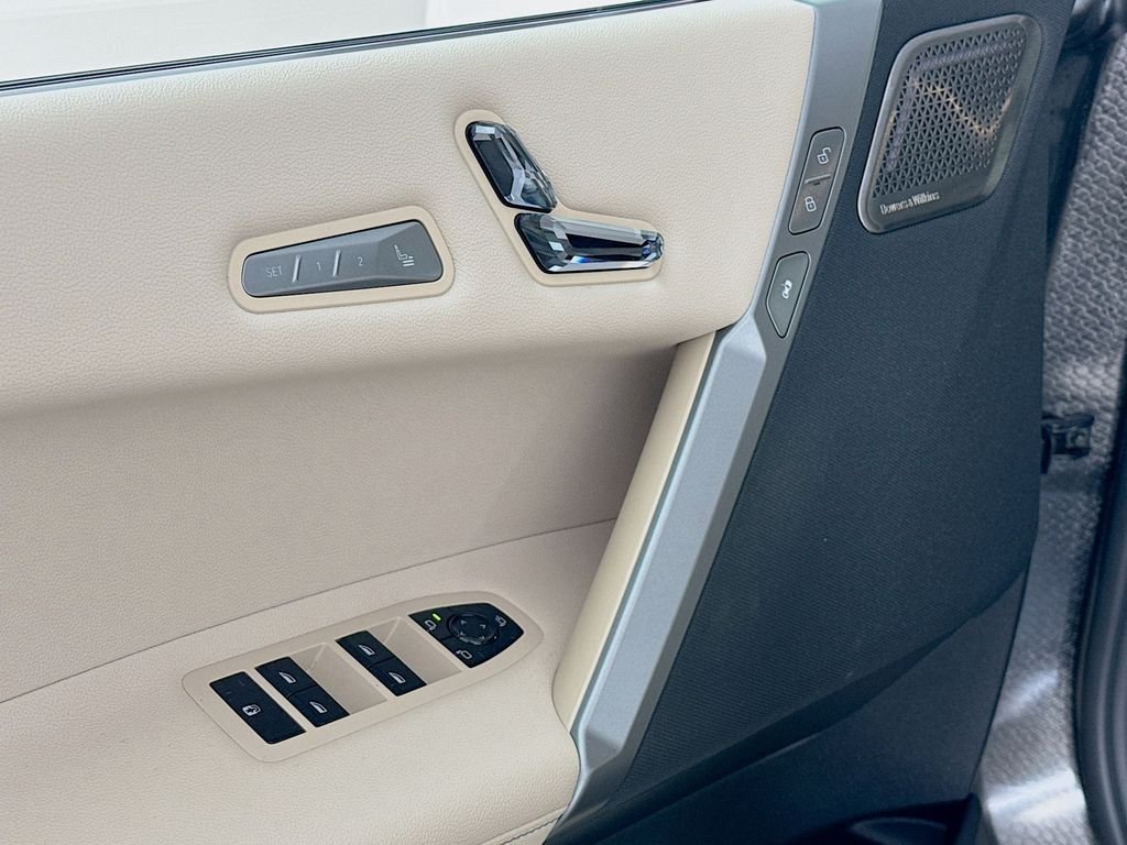 Used 2025 White BMW M60 image 18