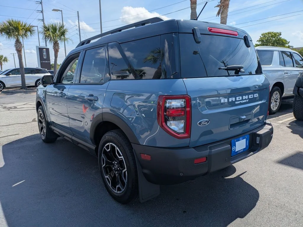 Used 2025 Azure Gray Metallic Ford Outer Banks image 6