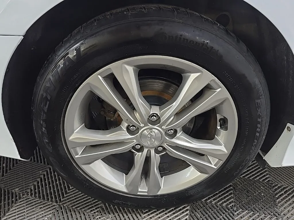 Used 2018 White Hyundai Sport+ image 16