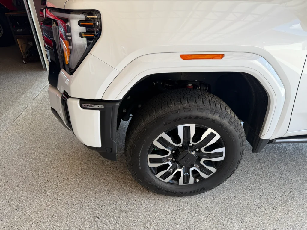 Used 2024 White Frost Tricoat GMC Denali Ultimate image 2