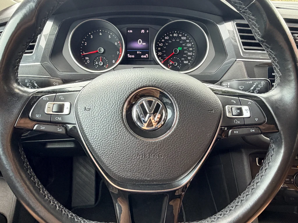 Used 2018 Pure White Volkswagen SE image 10