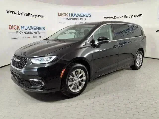 2023 Chrysler Pacifica Touring L AWD's photo