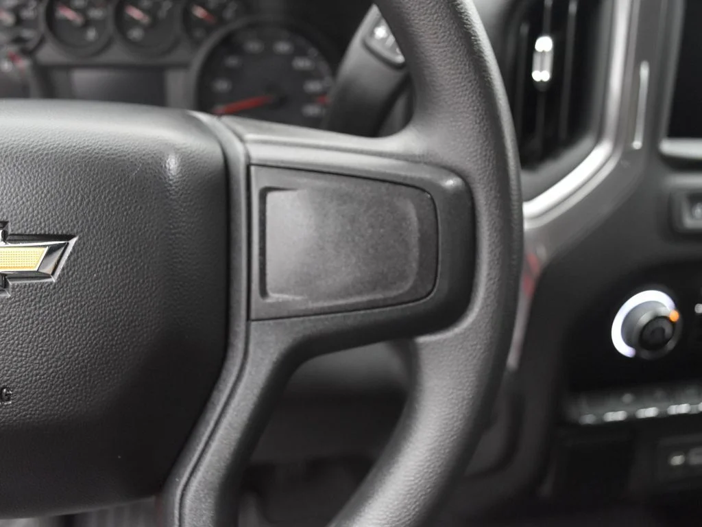 Used 2022 Red Chevrolet Custom image 9