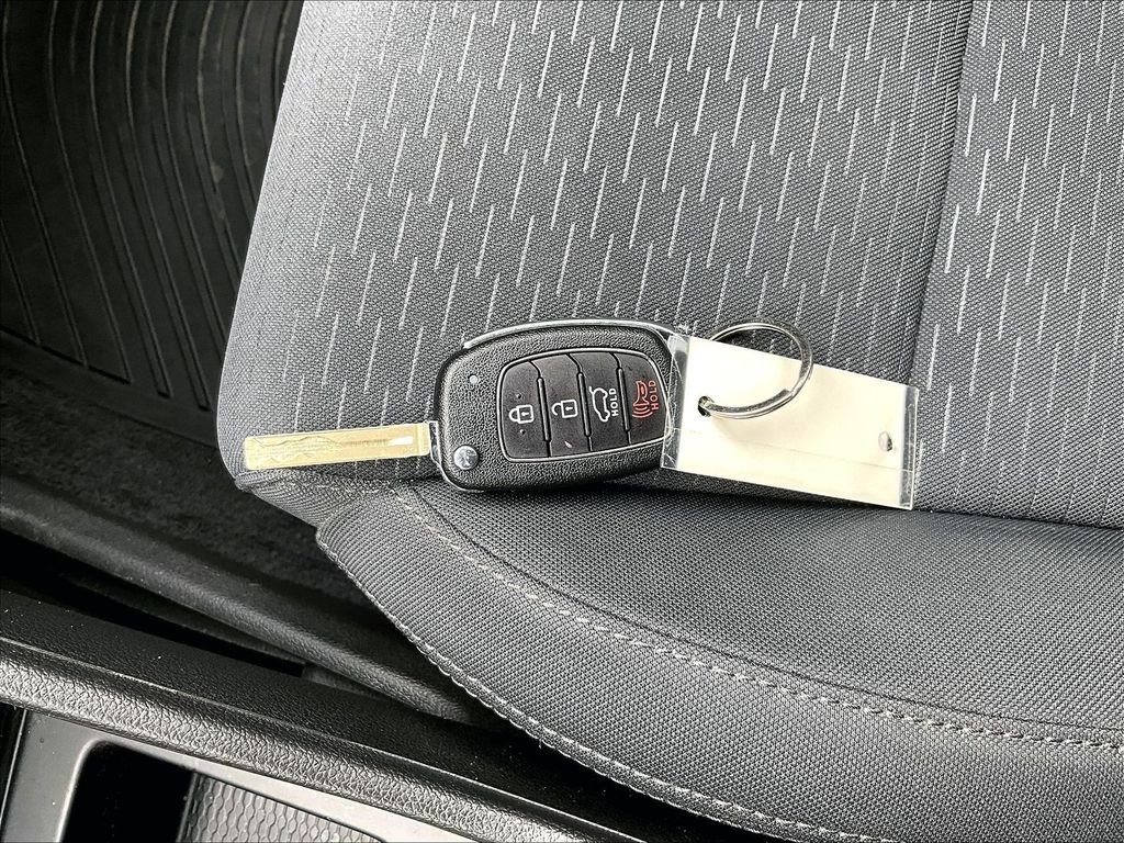 Used 2020 Blue Hyundai SE image 29