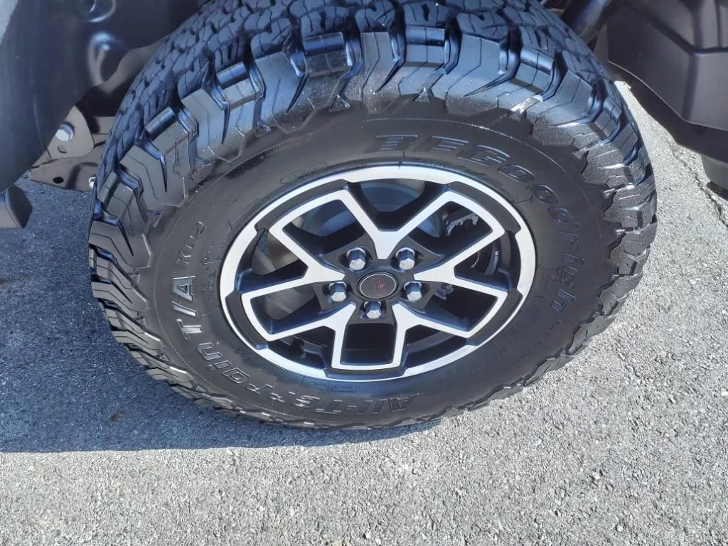Used 2024 Granite Crystal Clearcoat Metallic Jeep Rubicon image 25