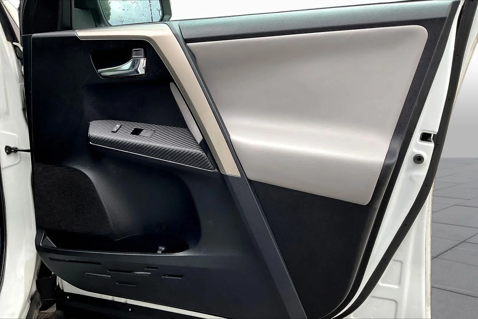 Used 2014 Blizzard Pearl Toyota Limited image 22
