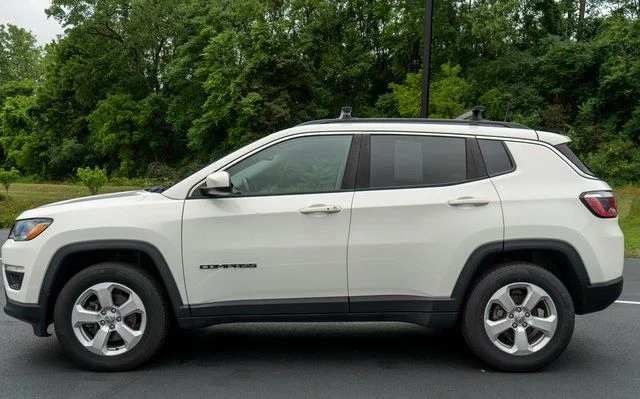 Used 2019 White Clearcoat Jeep Latitude image 9