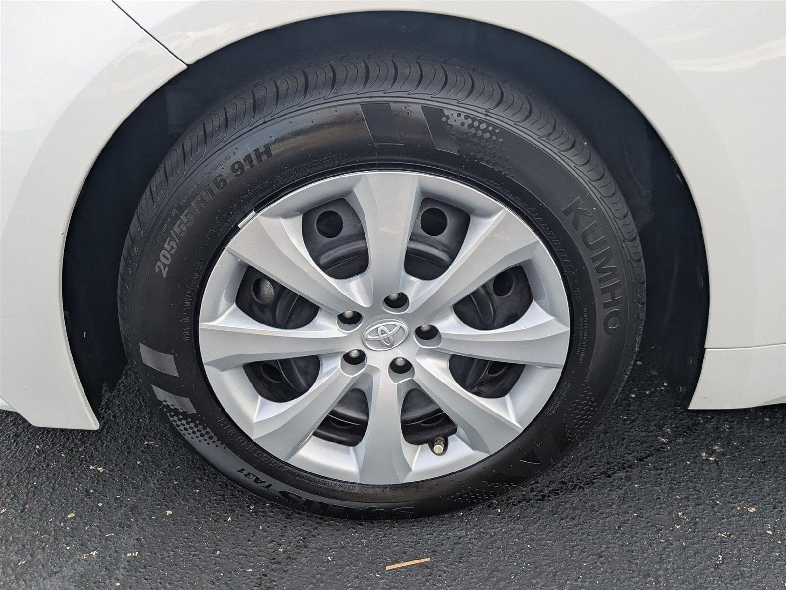 Used 2022 White Toyota LE image 10