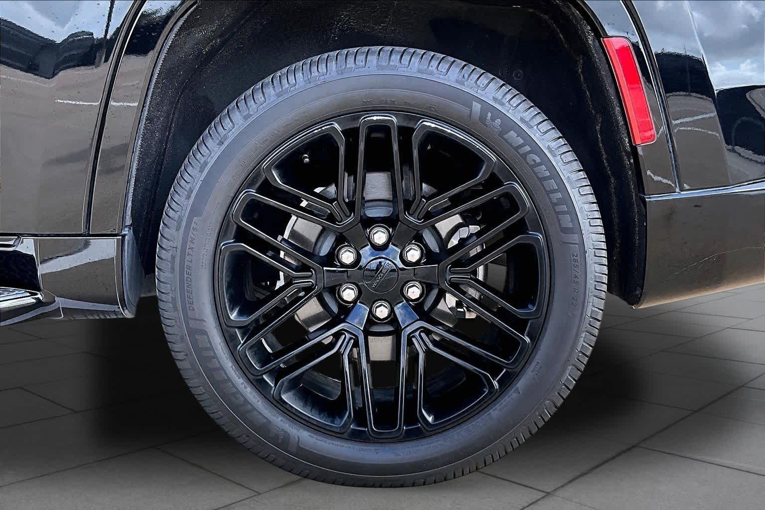 Used 2023 Diamond Black Crystal Pearlcoat Jeep Series II Carbide image 10