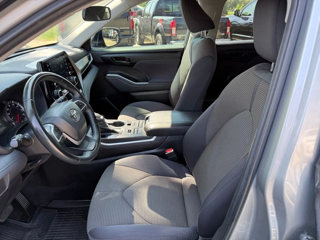 2022 Toyota Highlander LE - Photo 11