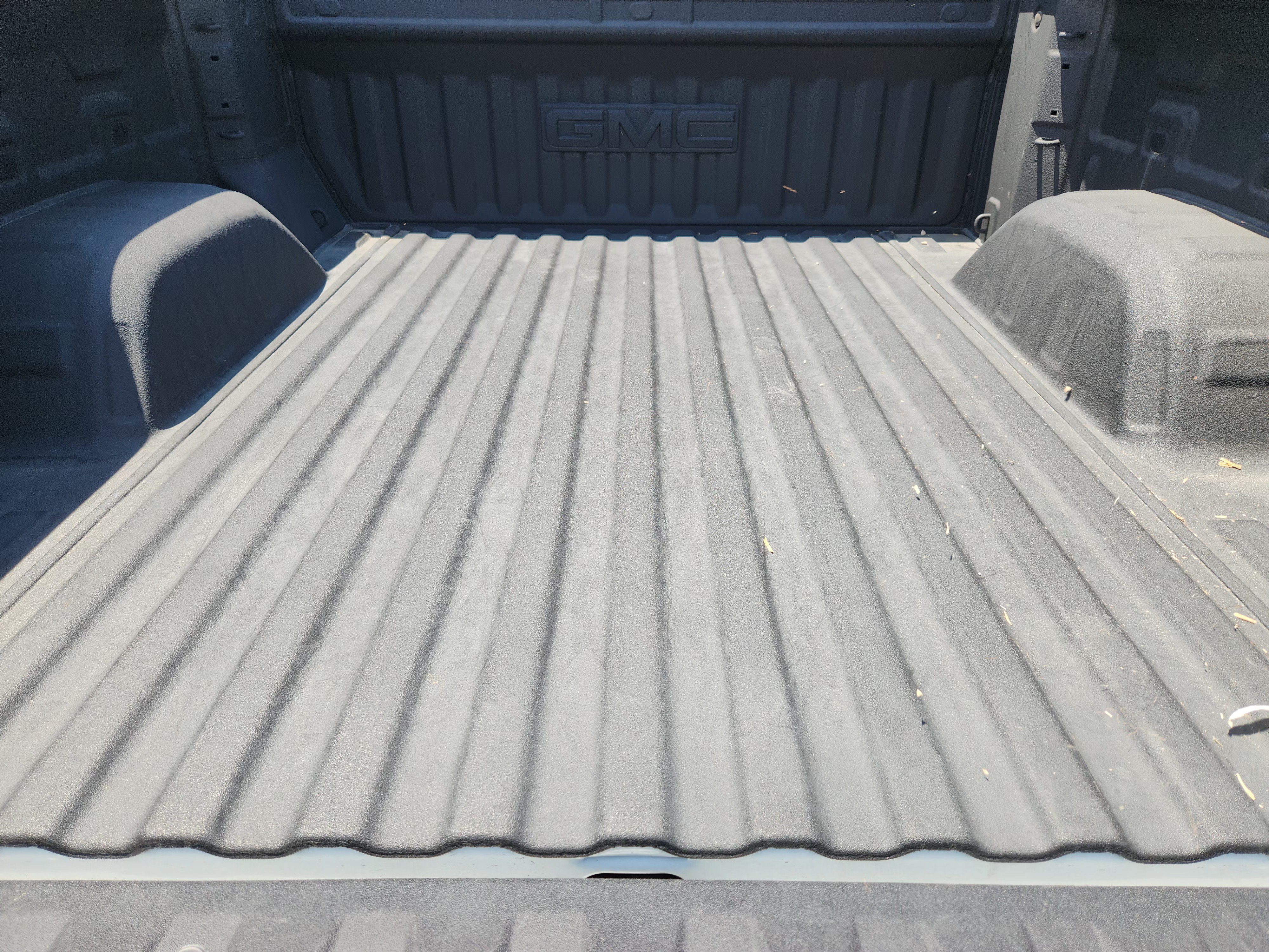 Used 2025 Summit White GMC AT4 image 32