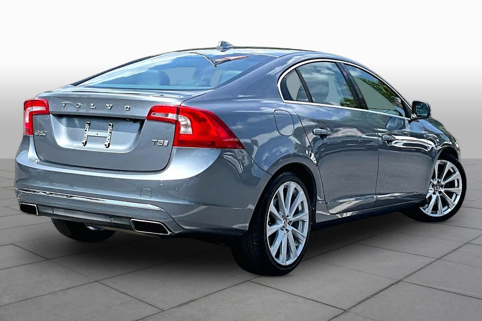 Used 2017 Osmium Grey Metallic Volvo Inscription image 13