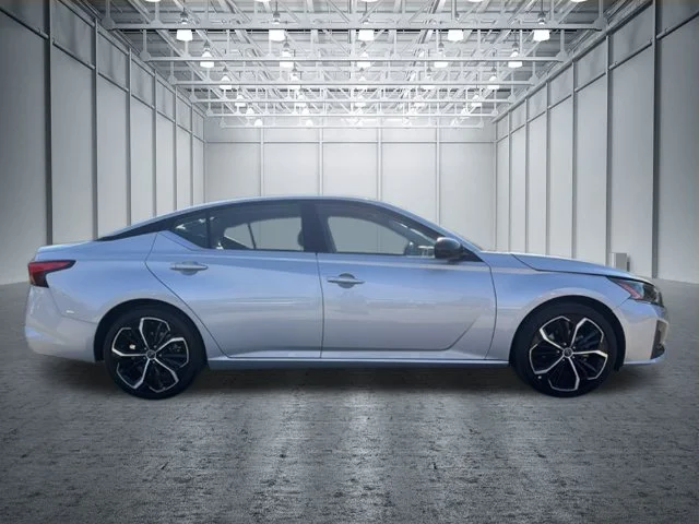 Used 2025 Silver Nissan 2.5 SR image 2