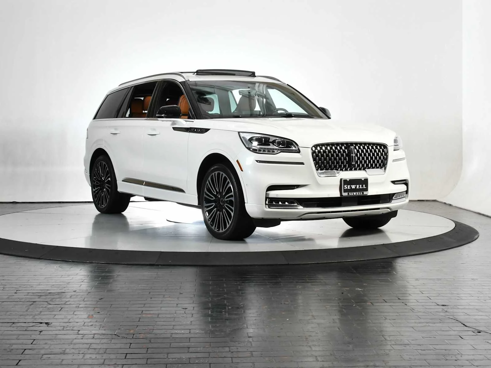 Used 2024 Pristine White Metallic Tri-Coat Lincoln Black Label image 8