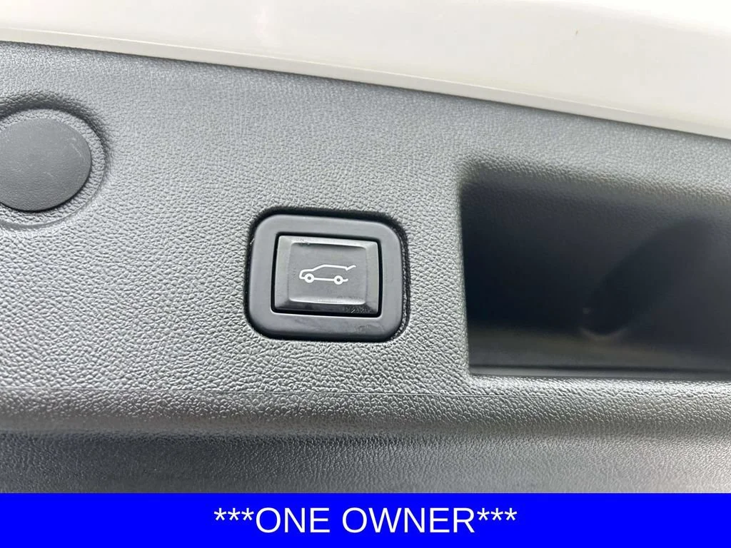 Used 2022 Iridescent Pearl Tricoat Chevrolet LT image 12