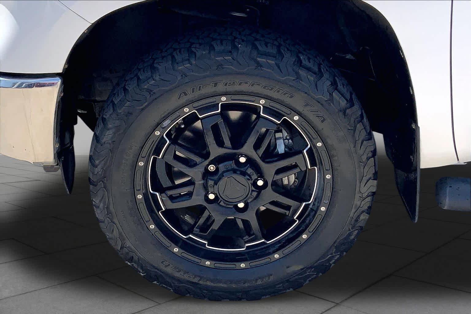 Used 2017 Super White Toyota SR5 image 11