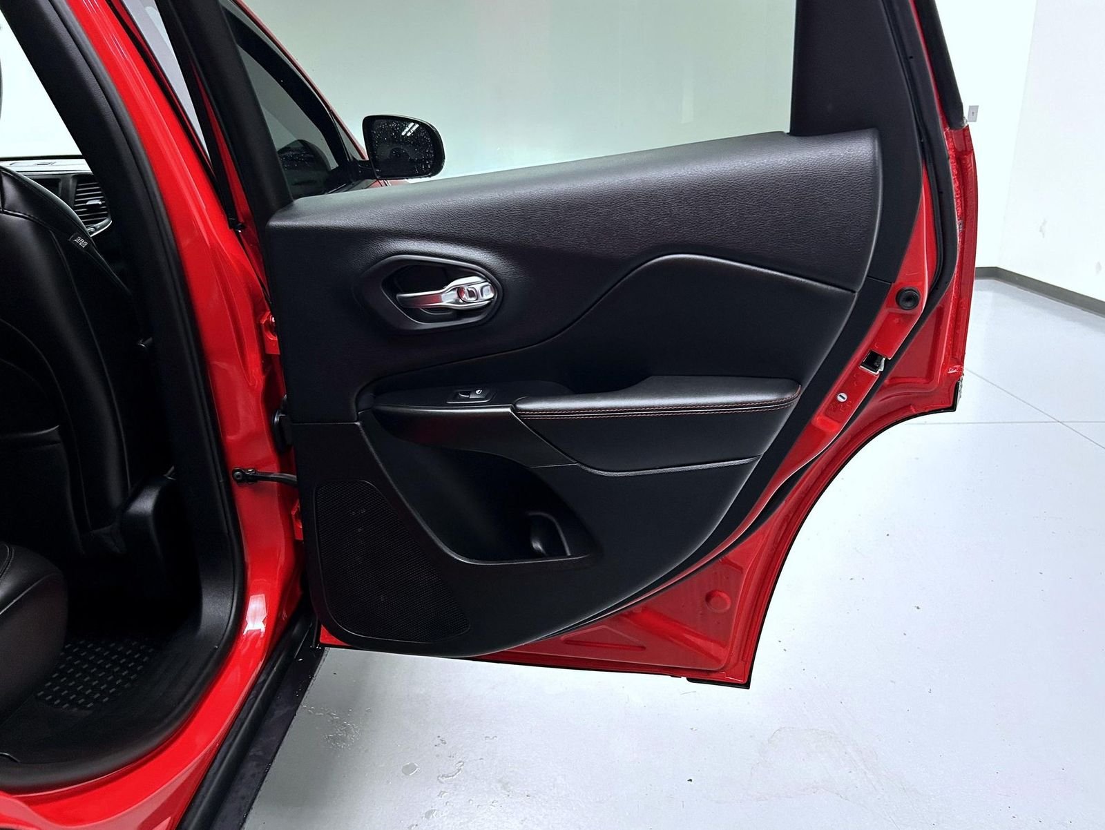 Used 2019 Red Jeep Trailhawk image 17