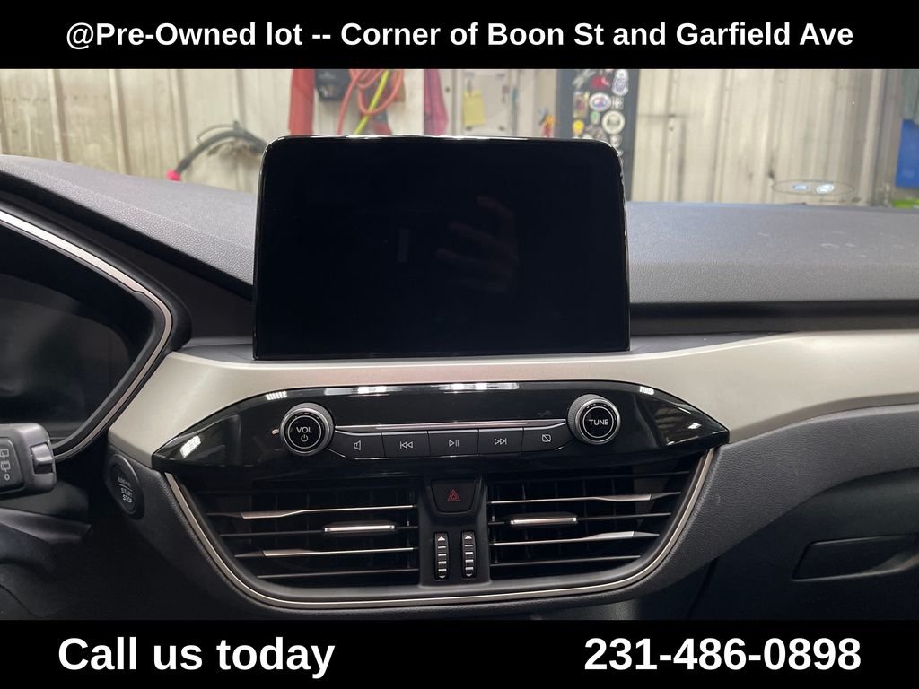 Used 2022 Red Ford SEL image 19