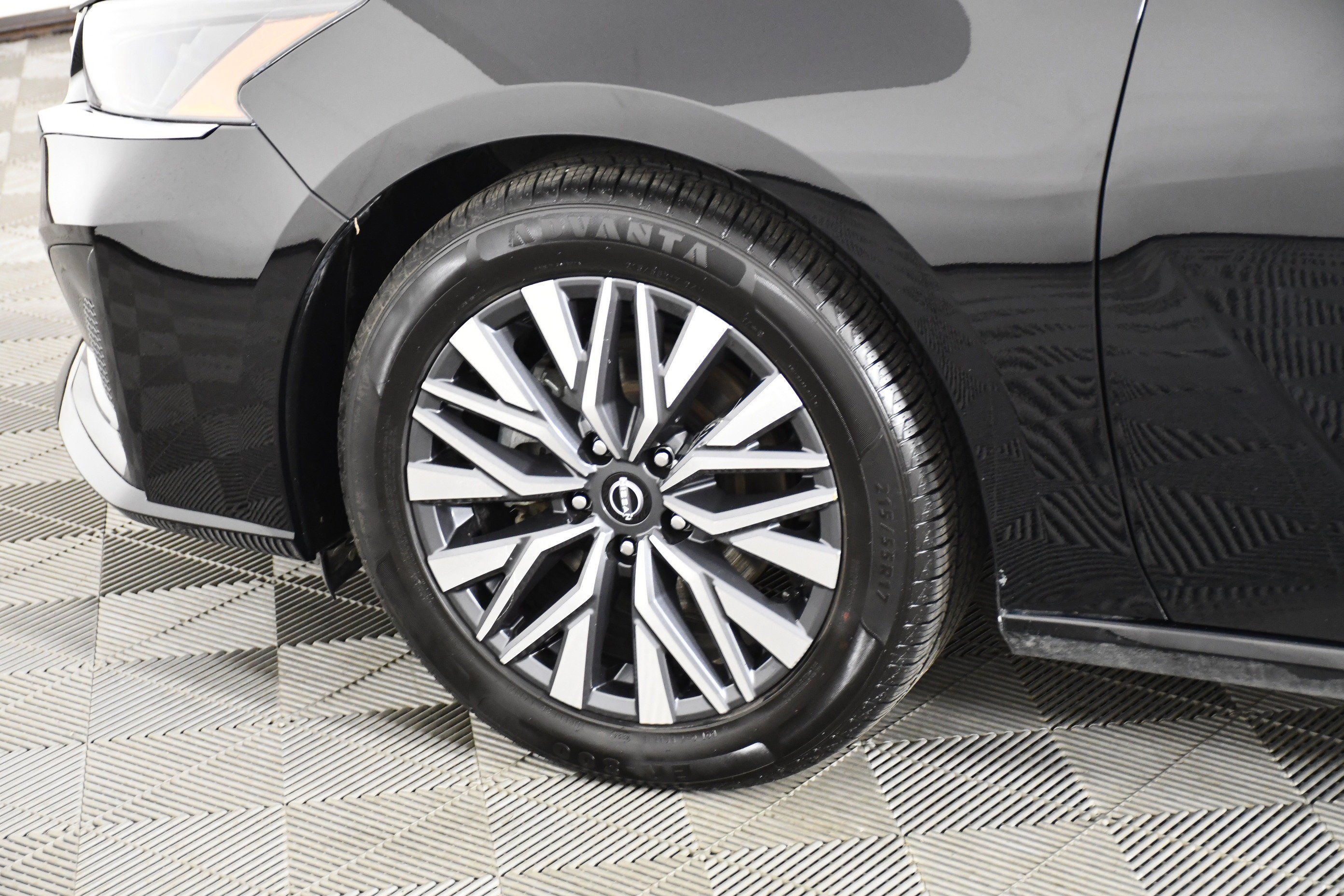 Used 2024 Super Black Nissan 2.5 SV image 51