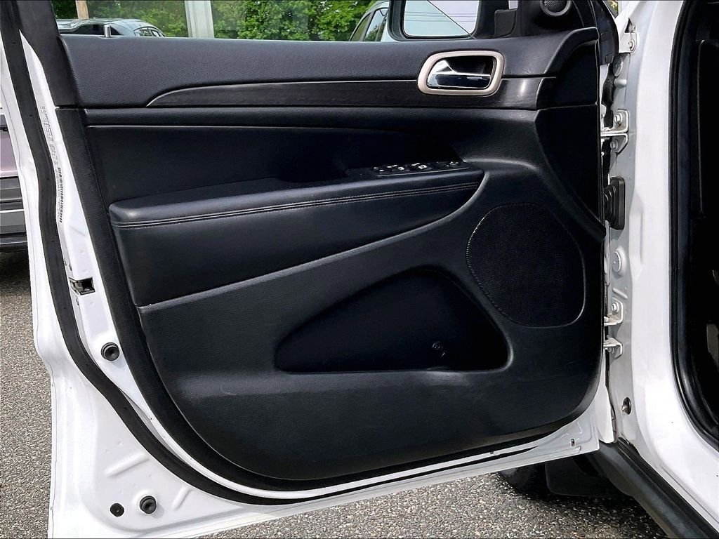 Used 2014 White/off-white Jeep Laredo image 9