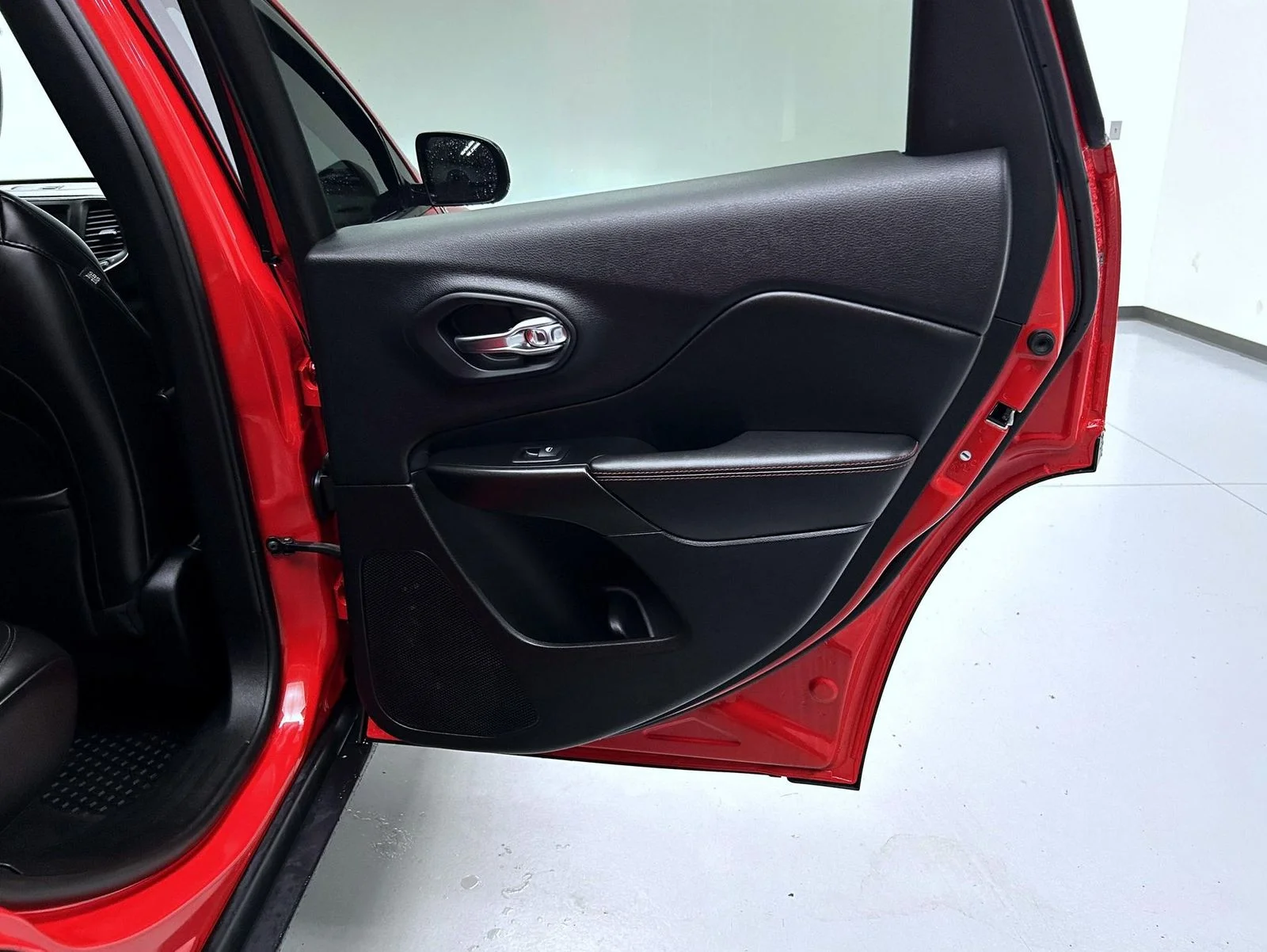 Used 2019 Red Jeep Trailhawk image 17