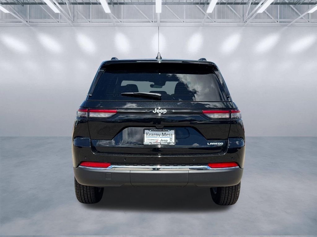 New 2026 Diamond Black Crystal Pearlcoat Jeep Laredo X image 4