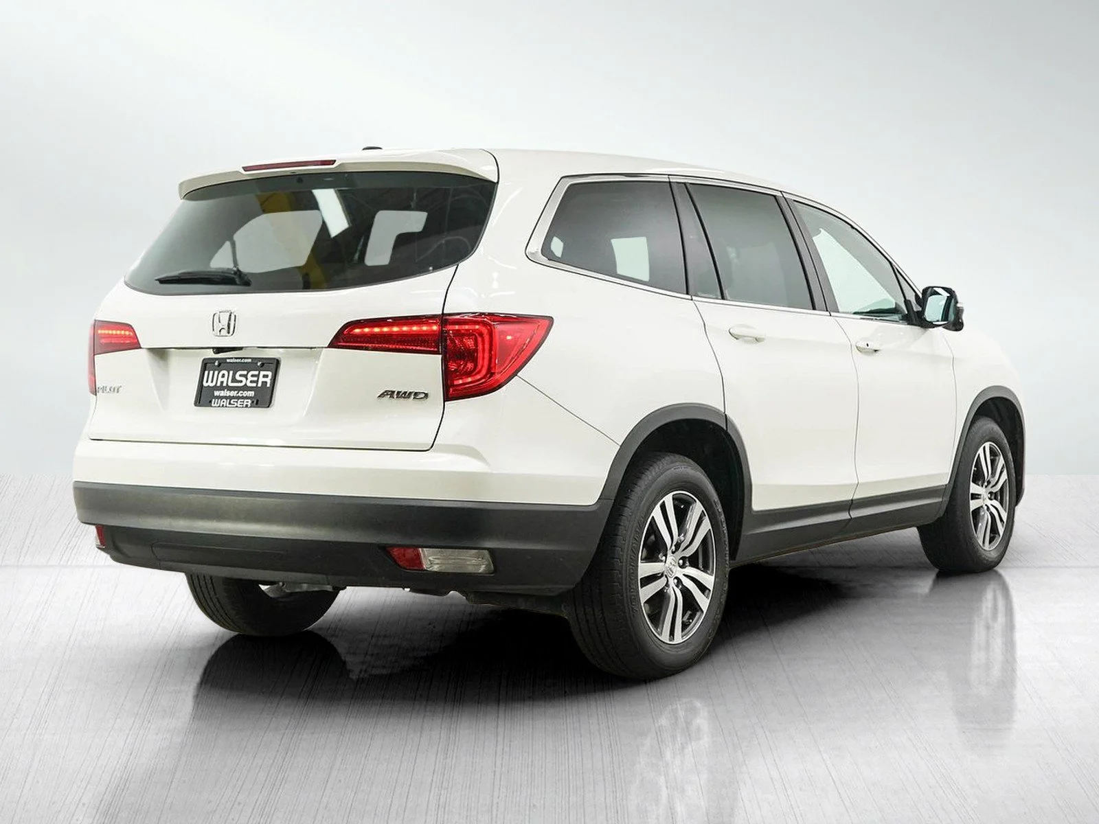 Used 2018 White Diamond Pearl Honda exl image 5