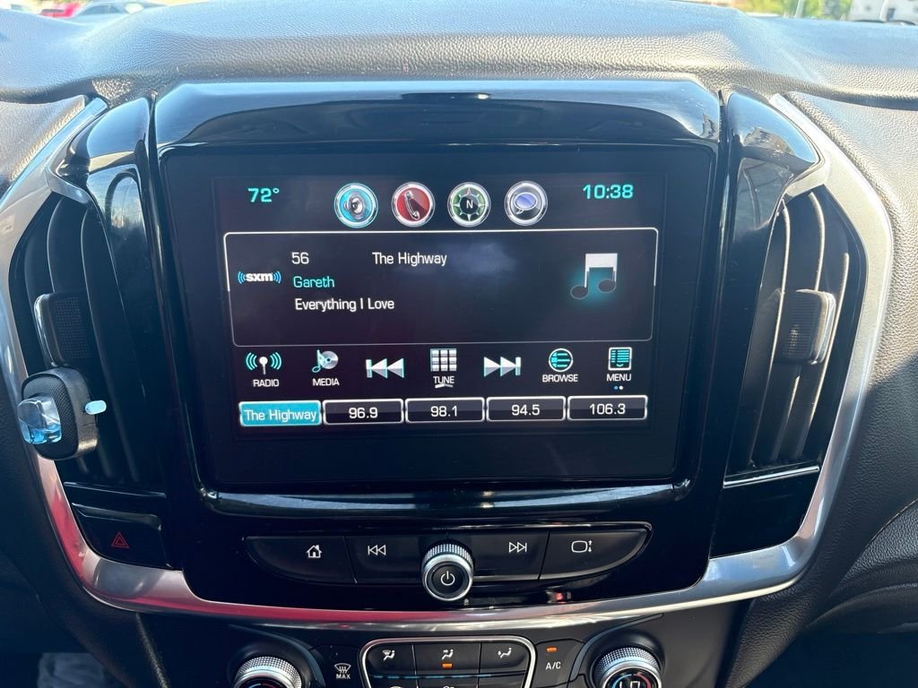Used 2018 Iridescent Pearl Tricoat Chevrolet LT Cloth w/1LT image 19