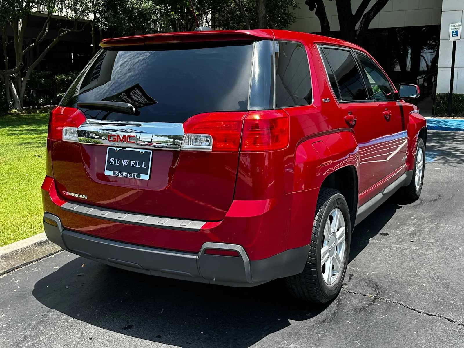 Used 2015 CRYSTAL RED TINTCOAT GMC SLE image 4