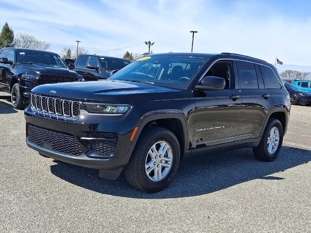 Used 2023 Diamond Black Crystal Pearlcoat Jeep Laredo image 6