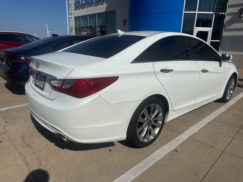 Used 2012 White Hyundai SE image 3