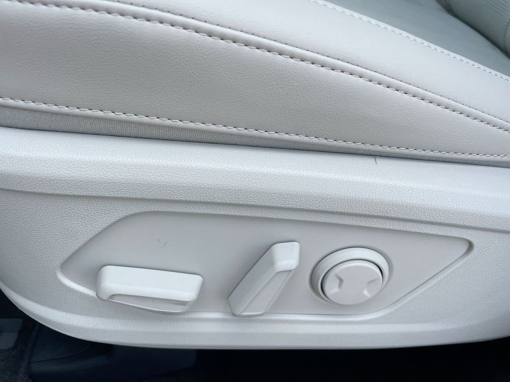Used 2026 White Kia S image 40