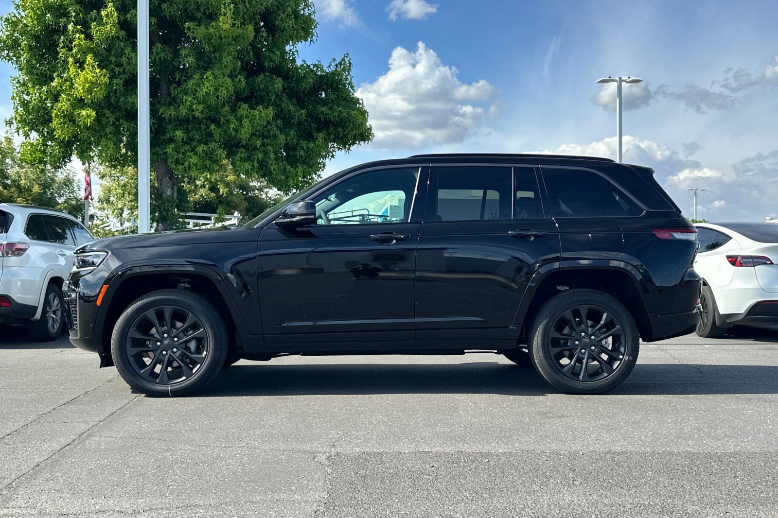 New 2026 Diamond Black Crystal Pearlcoat Jeep Limited Reserve image 7