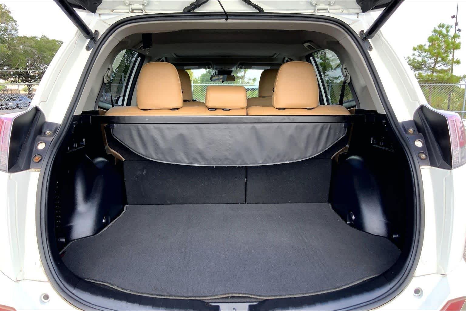 Used 2018 Super White Toyota XLE image 34