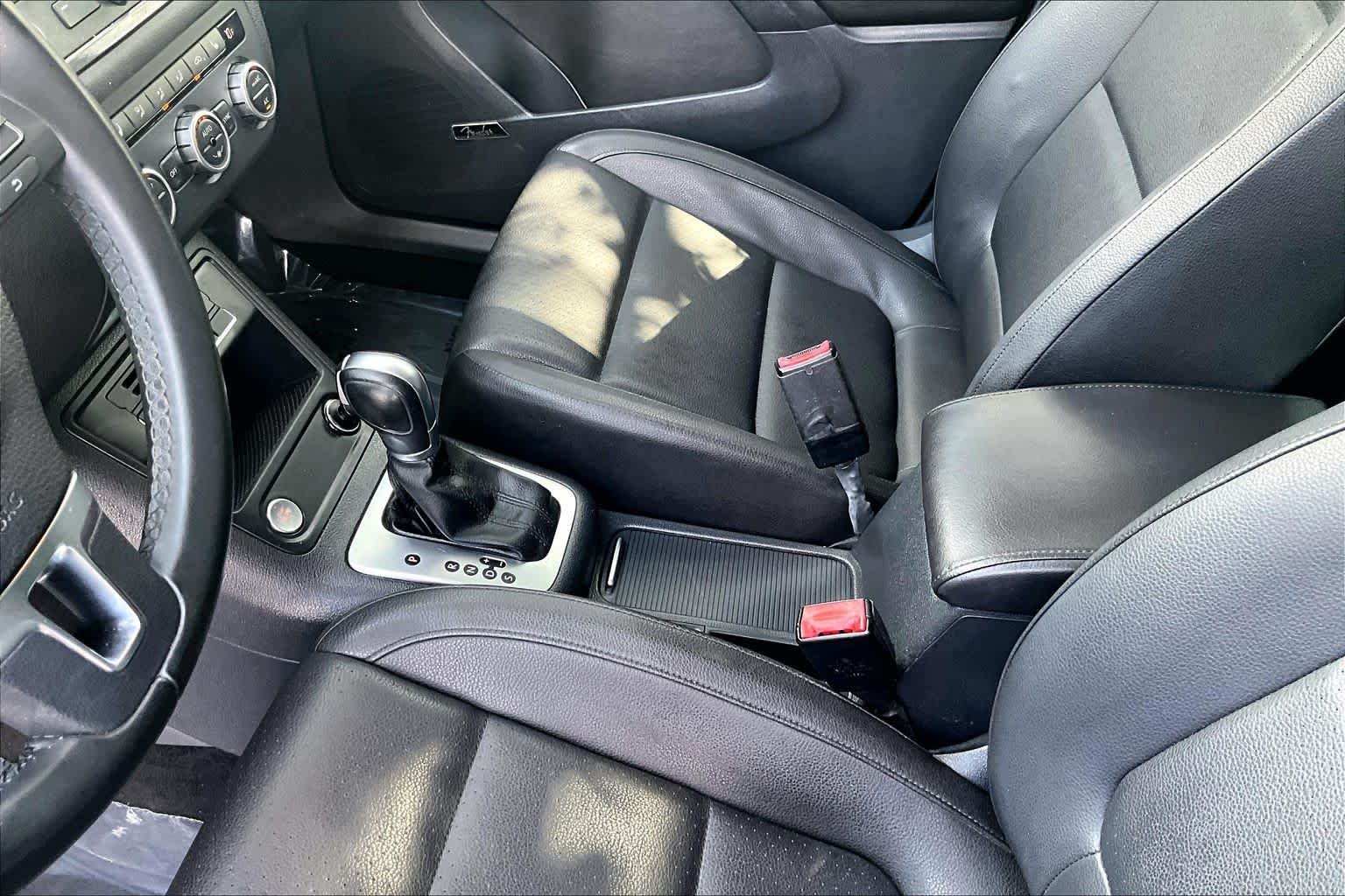 Used 2014 Pepper Gray Metallic Volkswagen SEL image 17