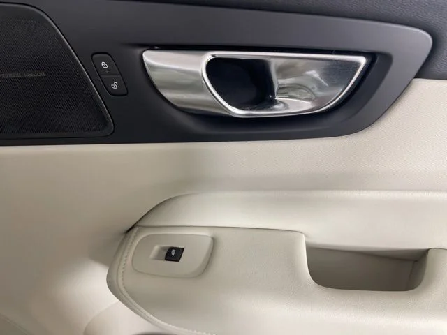 Used 2025 White Volvo T8 Plus image 31