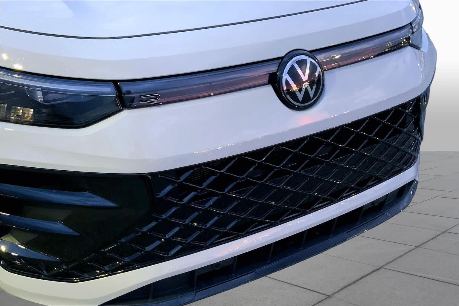 Used 2026 Sandstone Volkswagen SE R-Line Black image 27