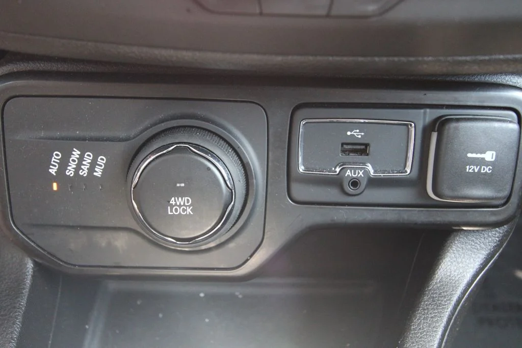 Used 2023 Gray Jeep Latitude image 26