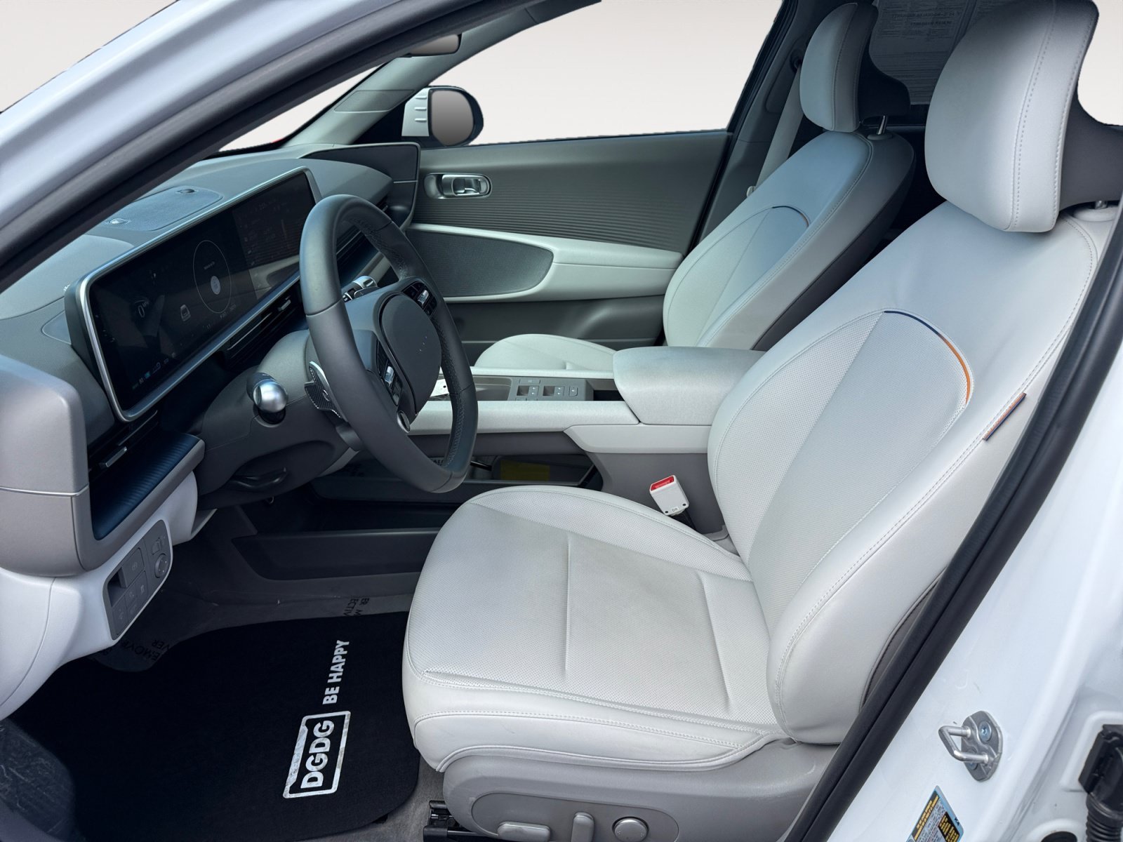 Used 2025 White Hyundai SEL image 10