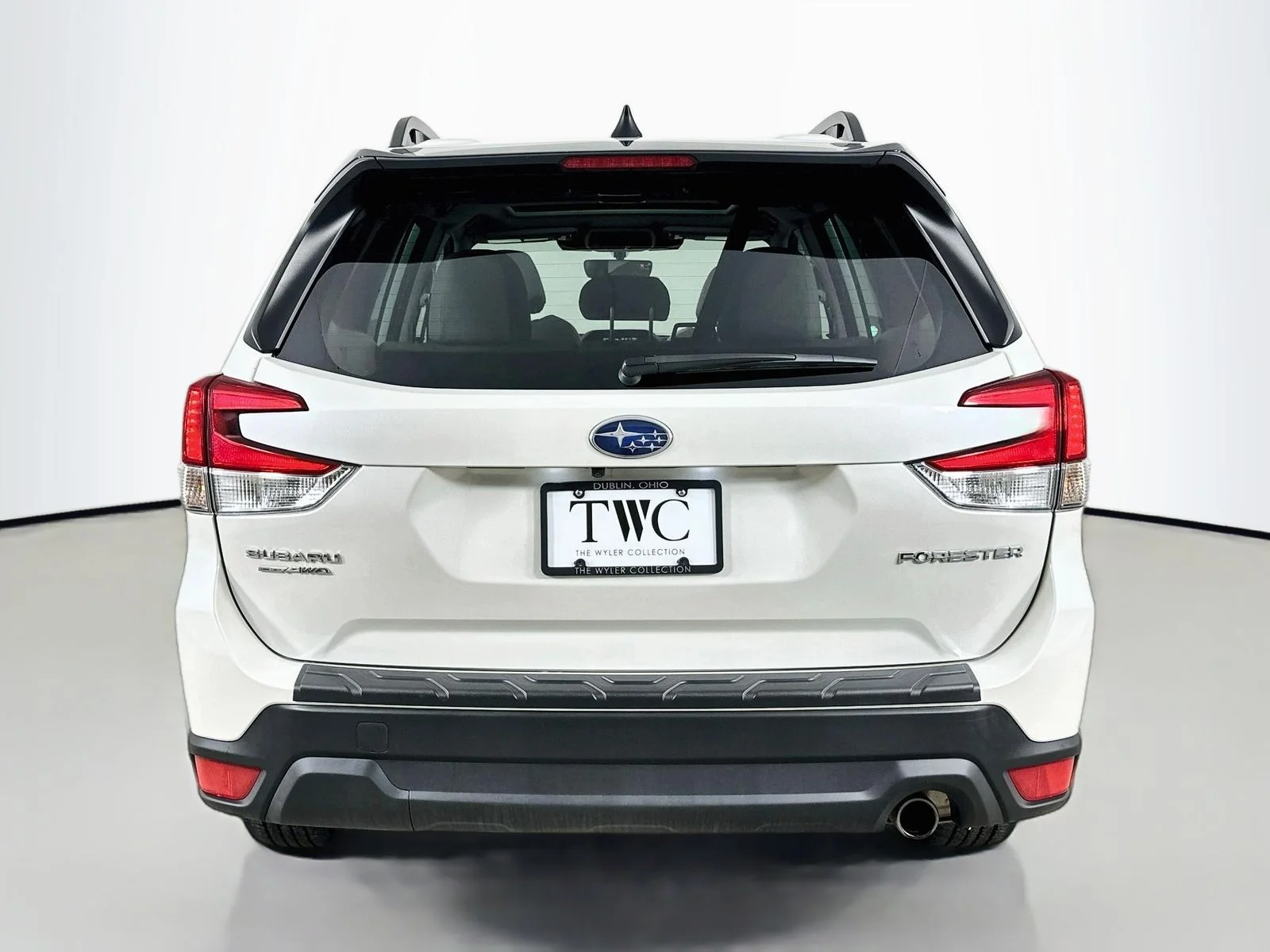 Used 2024 White Subaru  image 6