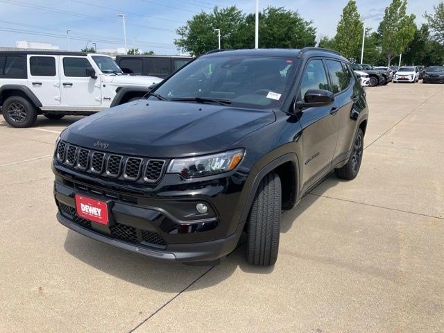 New 2026 Diamond Black Crystal Pearlcoat Jeep Latitude Altitude image 3