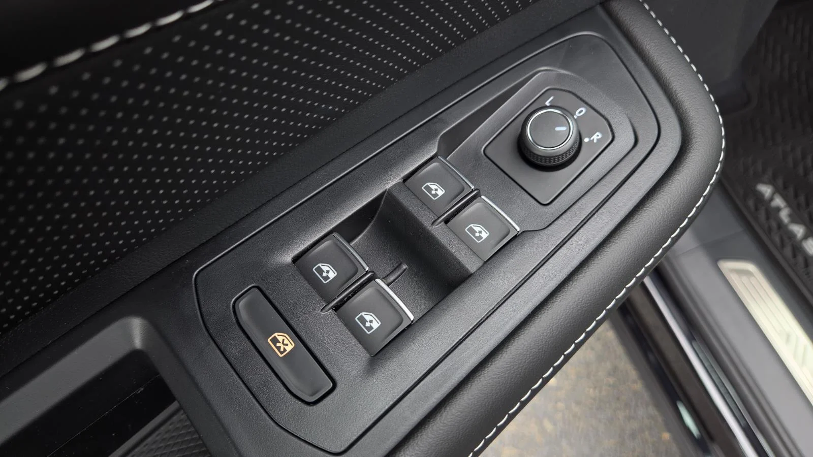 New 2026 Deep Black Pearl Volkswagen 2.0T SE w/Technology image 19