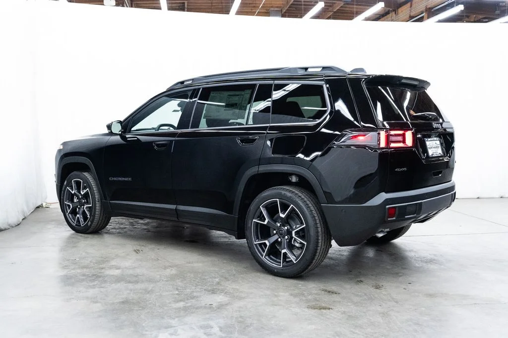 New 2026 Diamond Black Crystal Pearl-Coat Exterior Paint Jeep Overland image 4