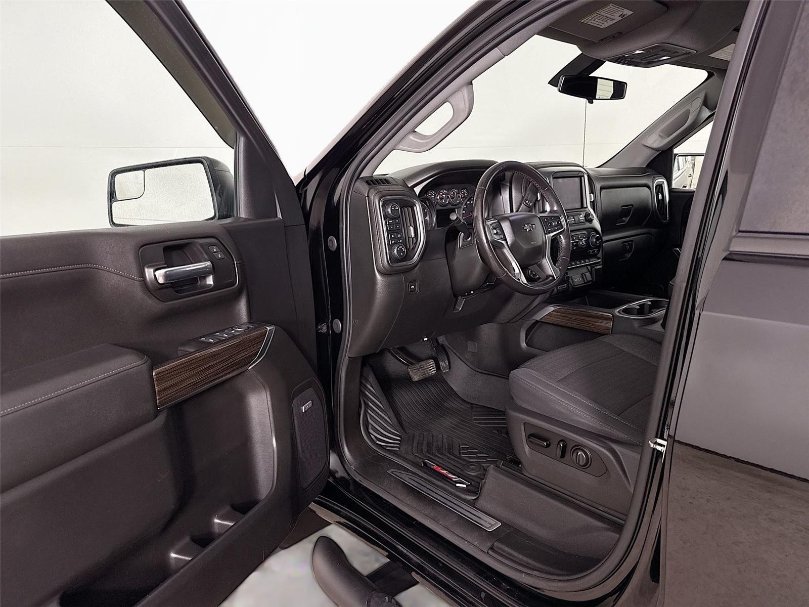 Used 2020 BLACK Chevrolet LT Trail Boss image 3